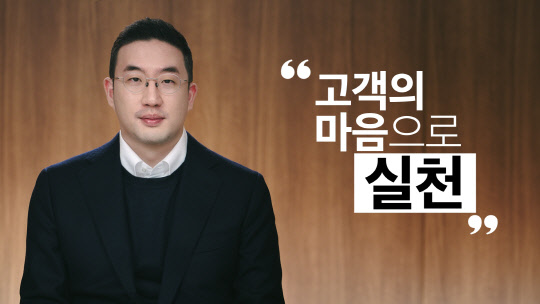 구광모 LG그룹 회장이 2일 디지털 신년 영상 메시지에 출연해 직원들에게 신년사를 전달하고 있다.  <LG 제공>